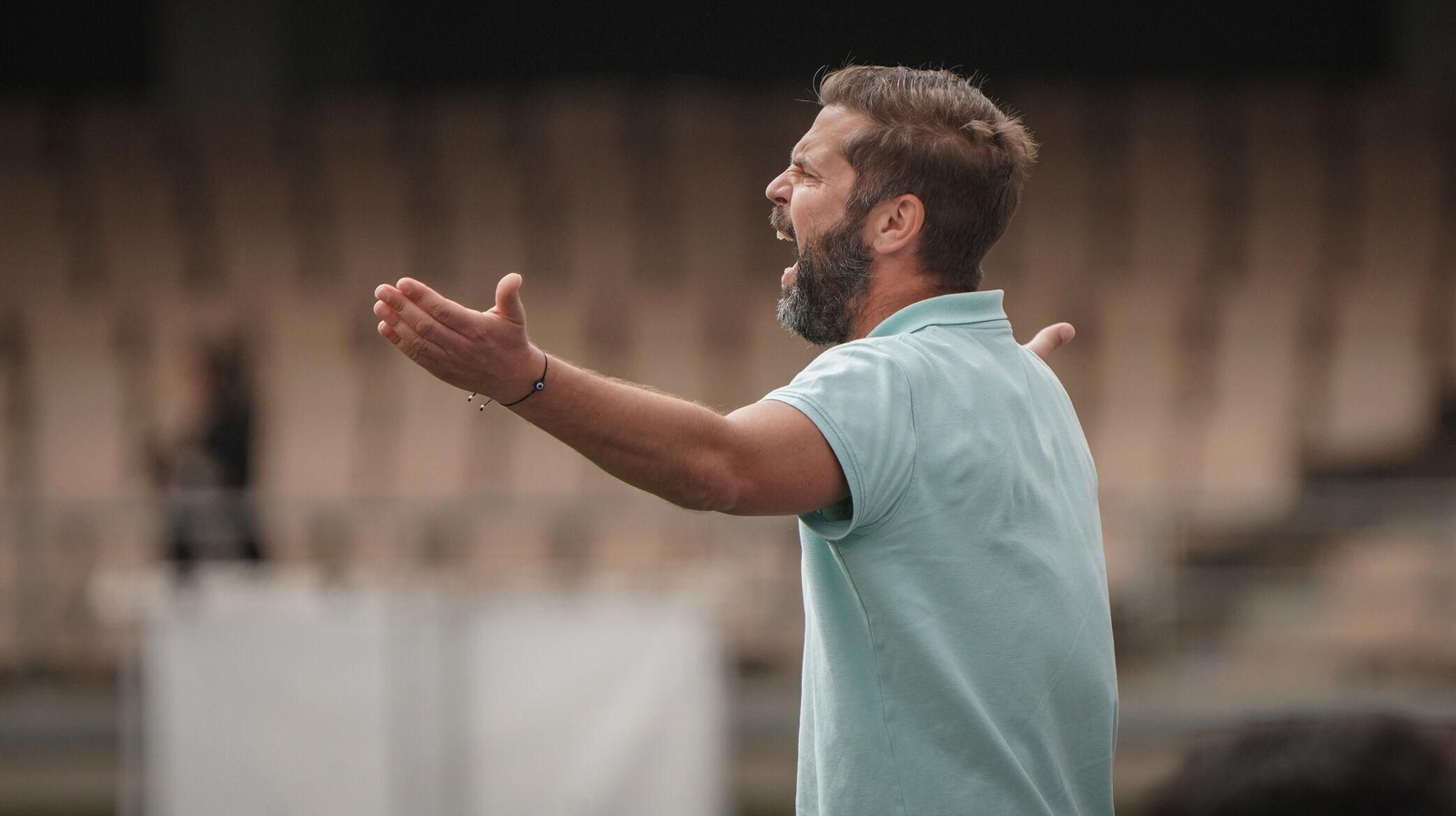 David Sánchez, técnico azulino, desesperado en la banda antes de que su equipo abriera el marcador.