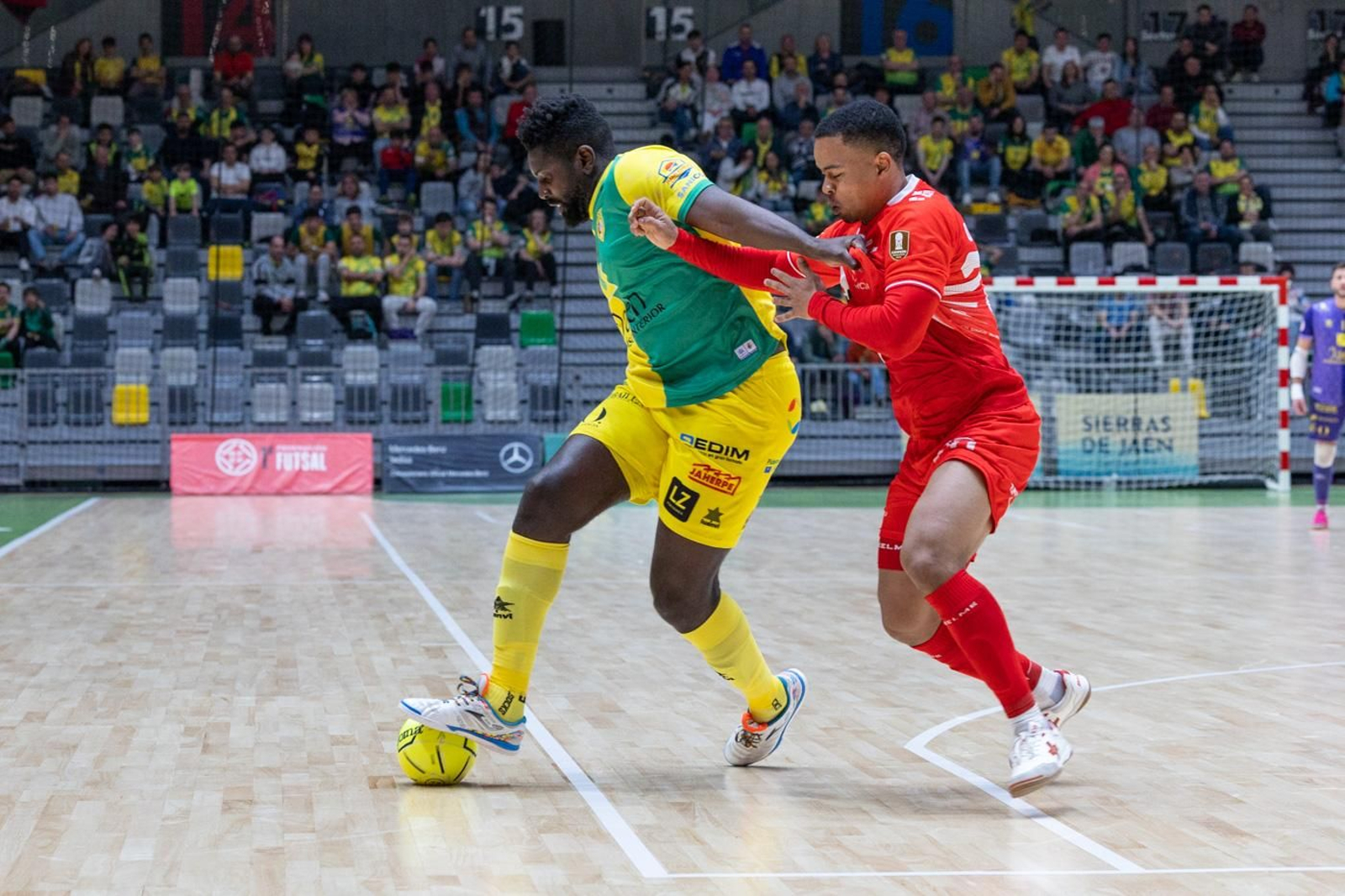 En imágenes: la afición y mejores jugadas del Jaén FS - Jimbee Cartagena
