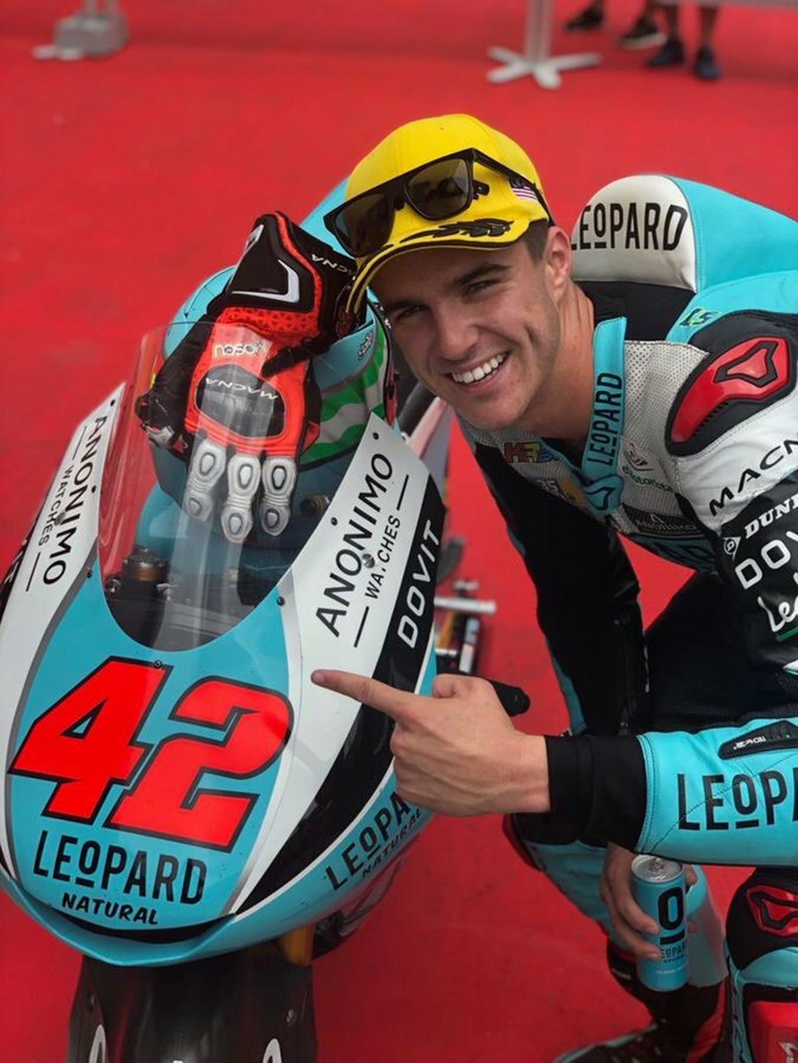 Ramírez, celebrando su 'pole' en Sepang.