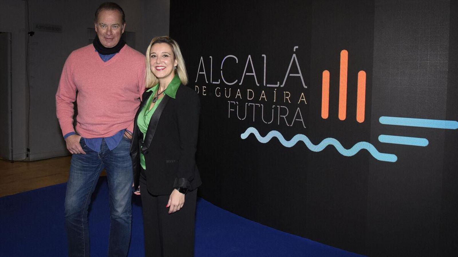 Bertín Osborne junto a la alcaldesa de la localidad sevillana.