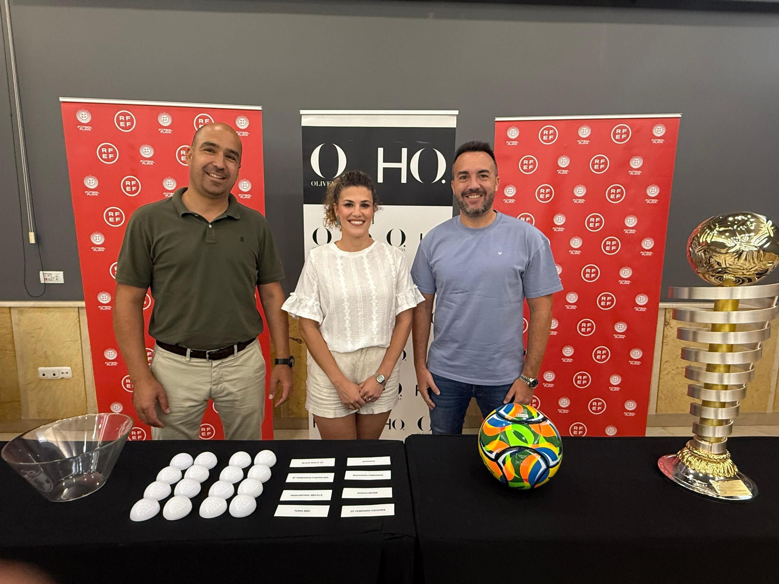 Manuel Arjonilla, Beatriz López y Javier Mañas, durante el sorteo.