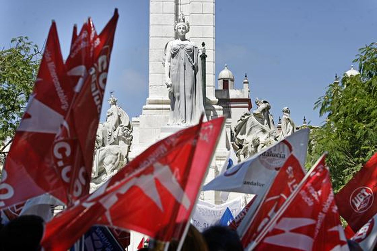 Más de 2.400 empleados públicos gaditanos secundan la huelga de funcionarios. 

Foto: Julio Gonzalez