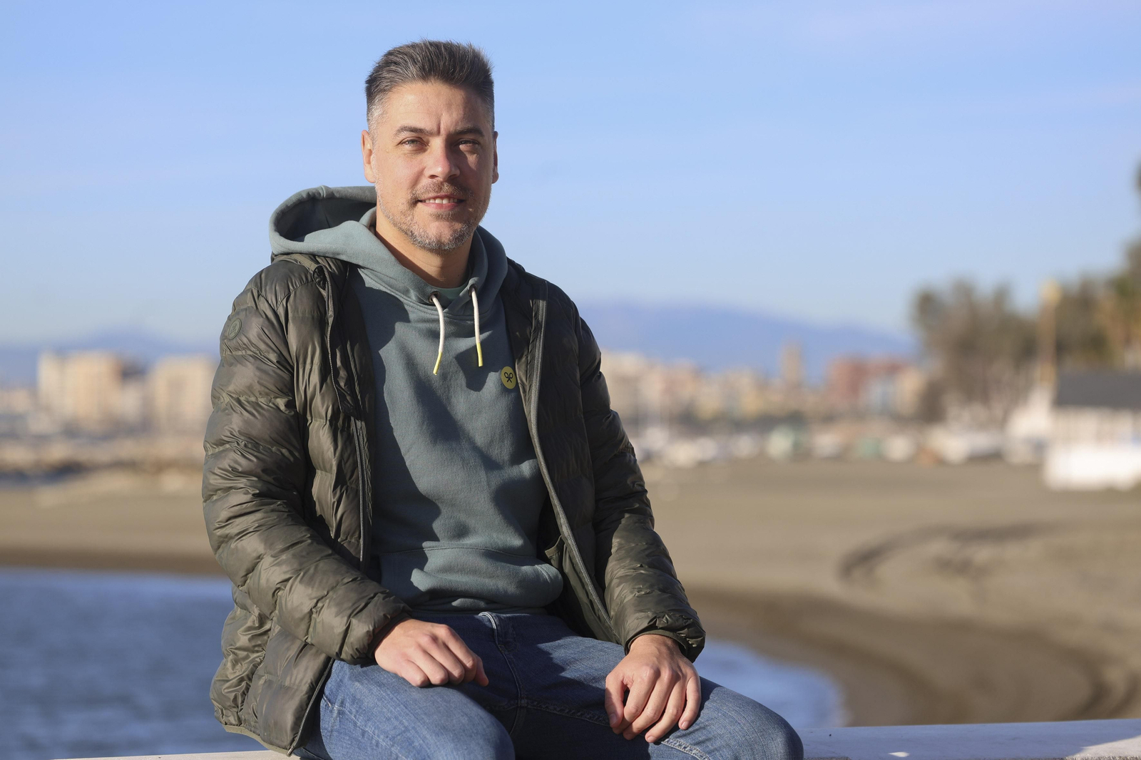 Pablo García, con Pedregalejo al fondo.