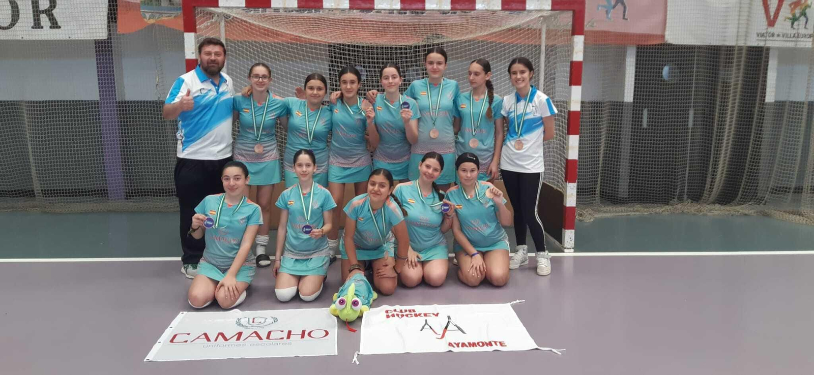 El CH Ayamonte femenino posa con las medallas de bronce.