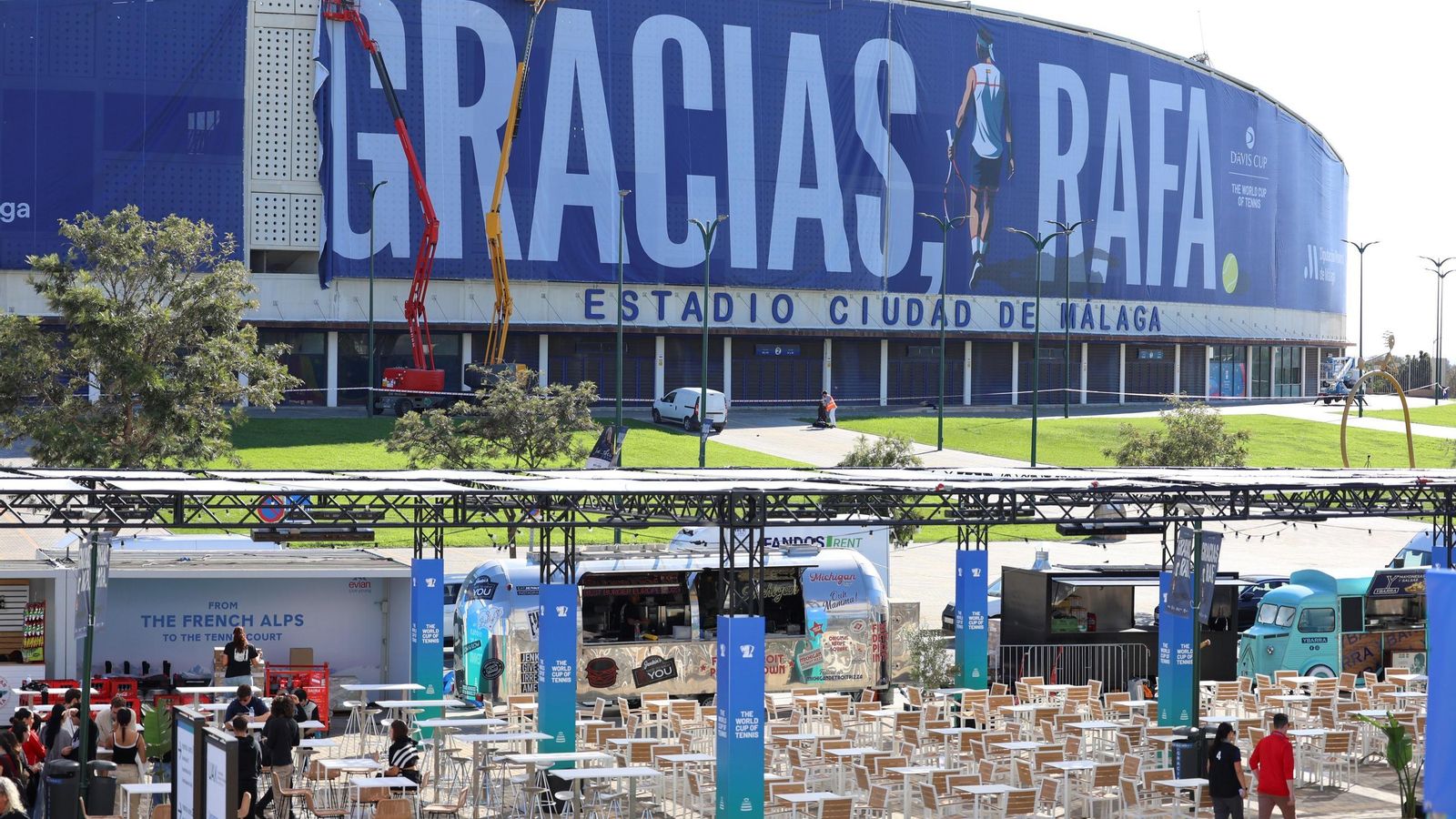 La pancarta de homenaje a Rafa Nadal en el Ciudad de Málaga, en imágenes