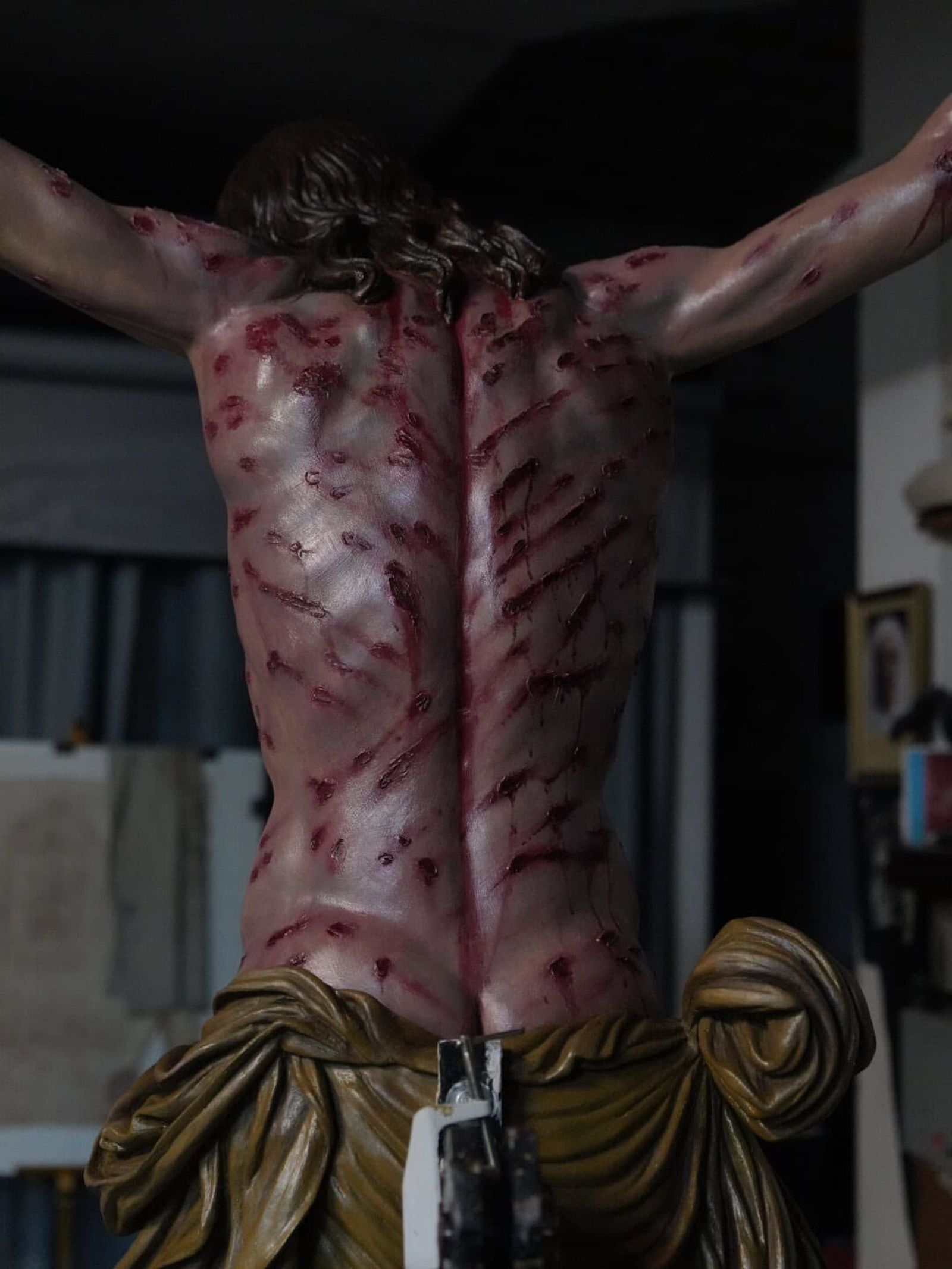 La espalda flagelada del crucificado