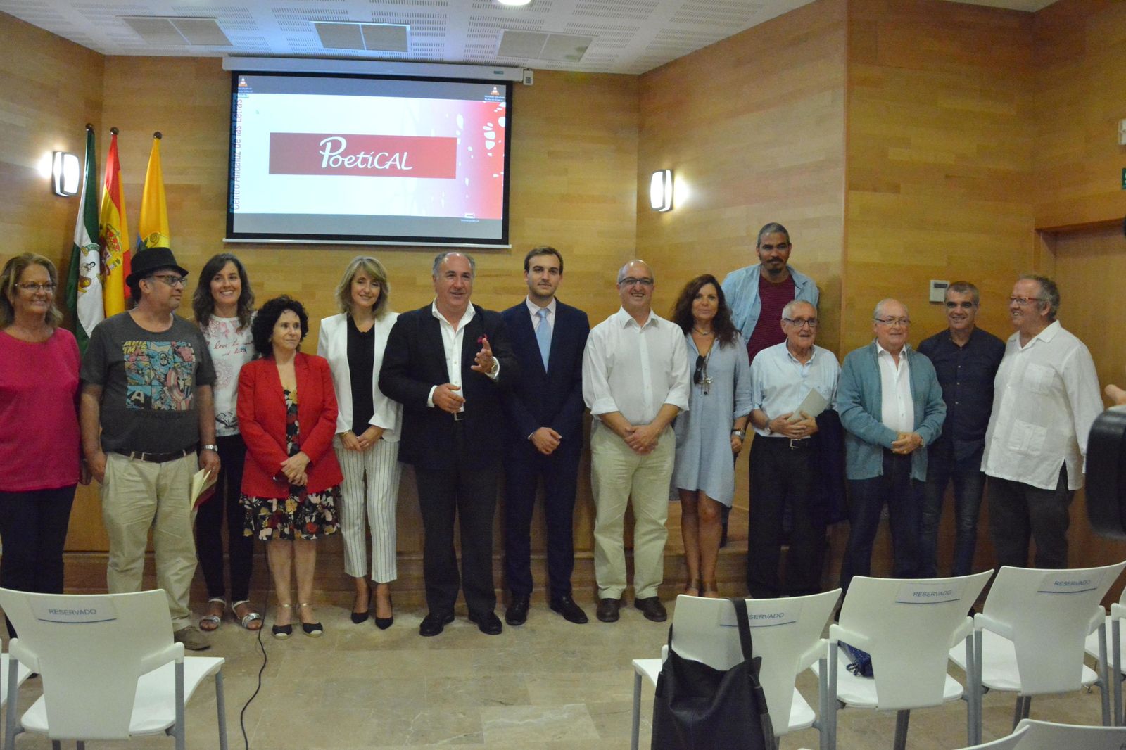El alcalde, José Ignacio Landaluce, junto al director del CAL, Juan José Téllez, y el delegado de Cultura, Daniel Moreno, ayer con los poetas en Algeciras.