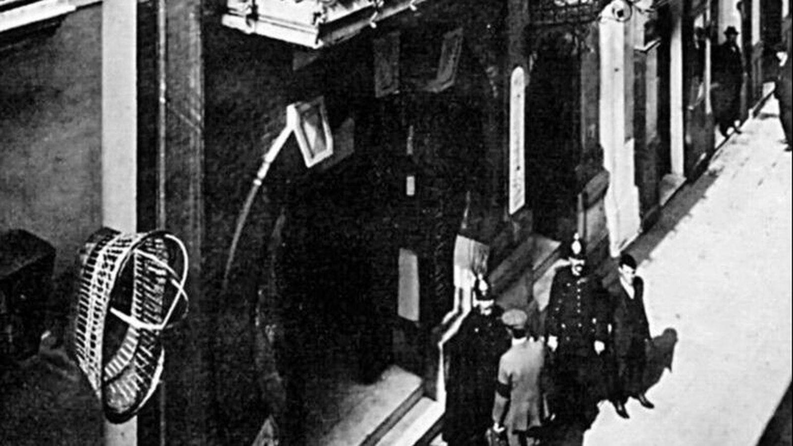 Papeleria inglesa con policias en la puerta