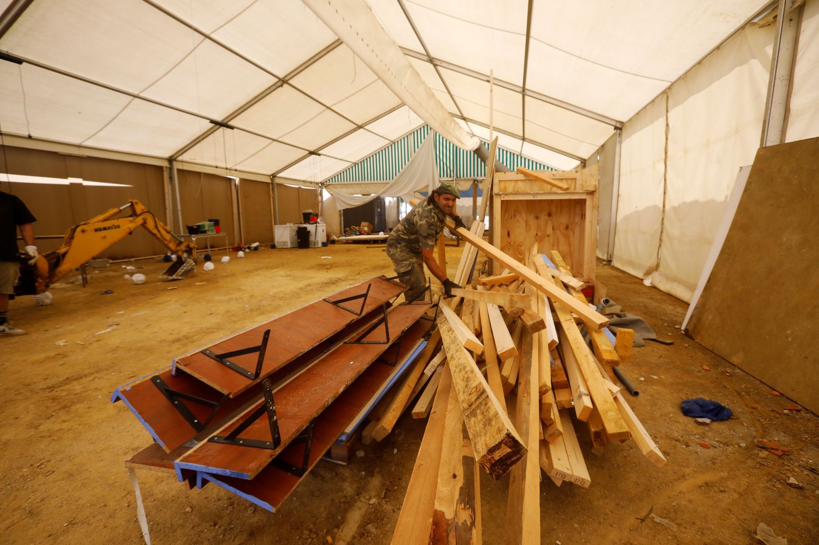 El desmontaje de las casetas y atracciones de la Feria de Córdoba, en imágenes