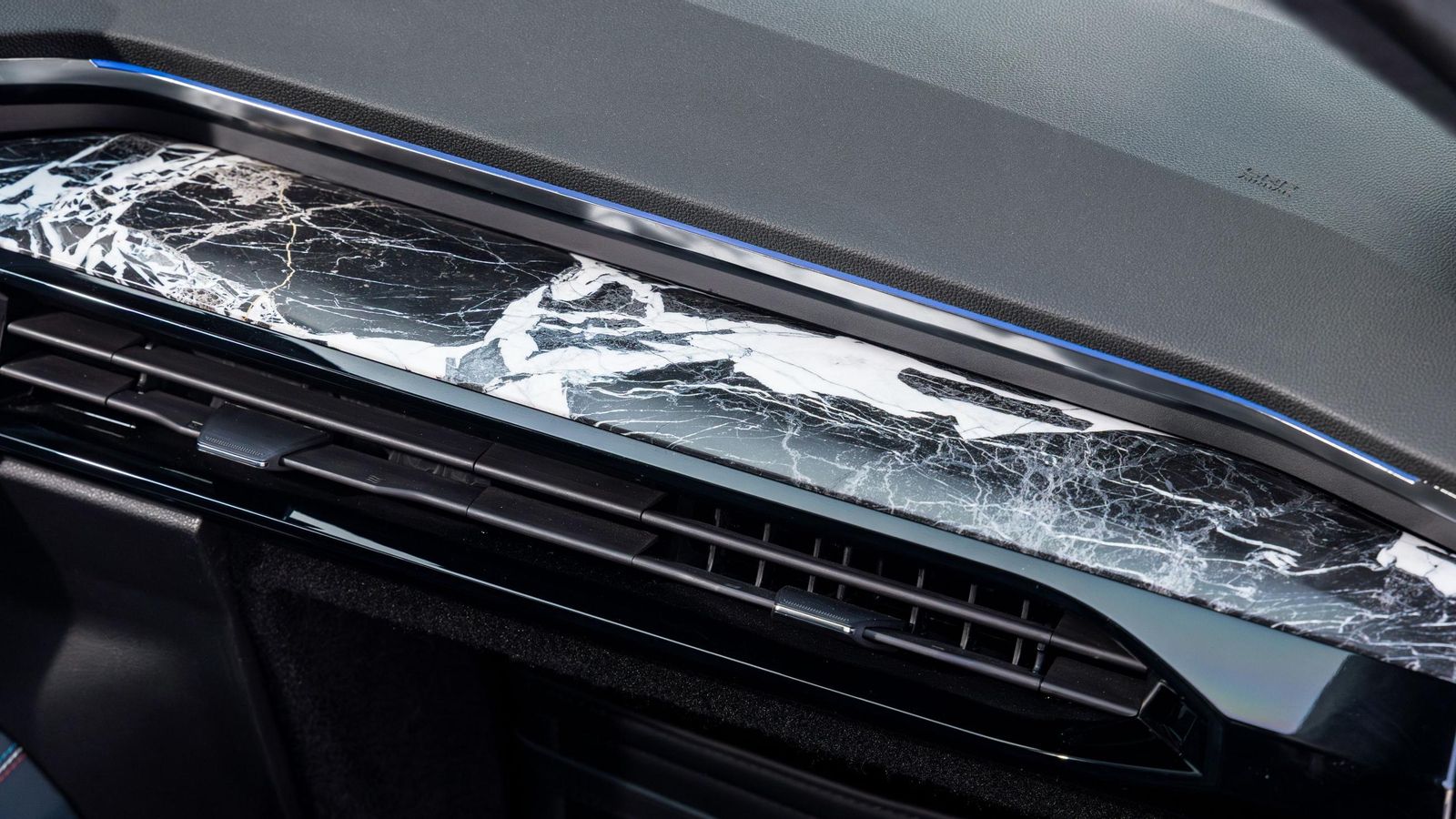 Un material tan inusual como el mármol aparece en forma de inserciones en distintas piezas del habitáculo.