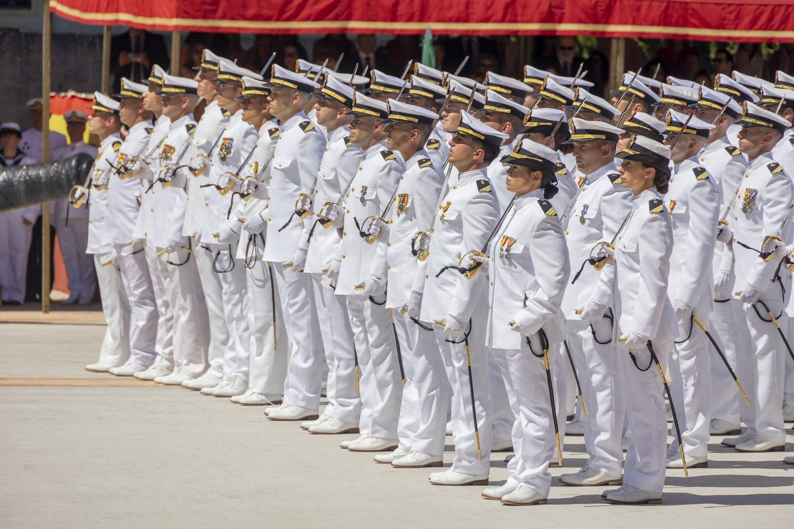 Las imágenes de la entrega de despachos a los nuevos suboficiales de la Armada Las imágenes de la entrega de despachos a los nuevos suboficiales de la Armada