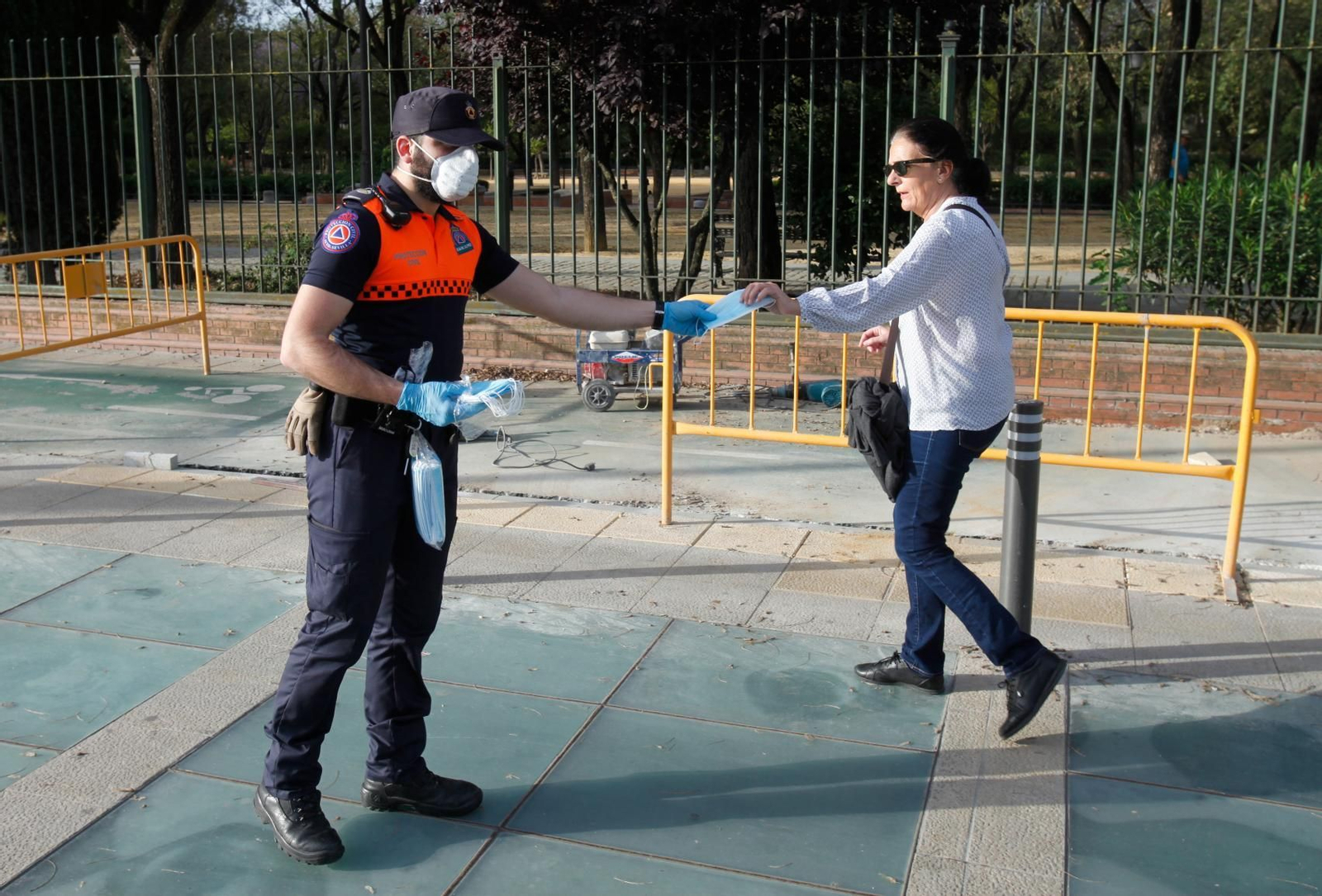 Cinco años del confinamiento por el Covid: las mejores fotos de la pandemia en Sevilla