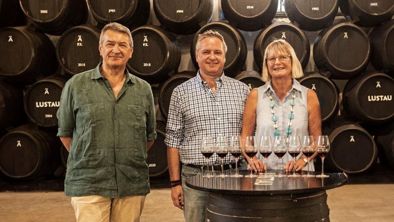 César Saldaña, Sergio Martínez y Jancis Robinson, en Bodegas Lustau.