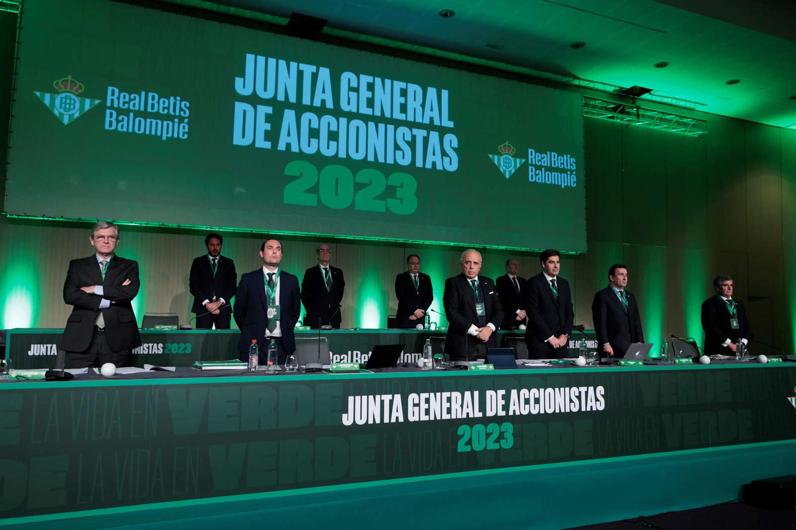 El consejo de administración del Betis guarda un minuto de silencio.