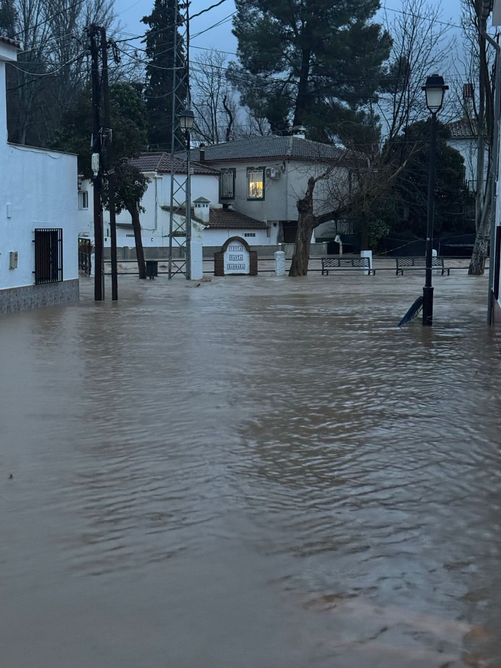 Todas las fotos de la borrasca Leonardo y sus incidencias en Granada: desprendimientos, ríos desbordados y lluvia