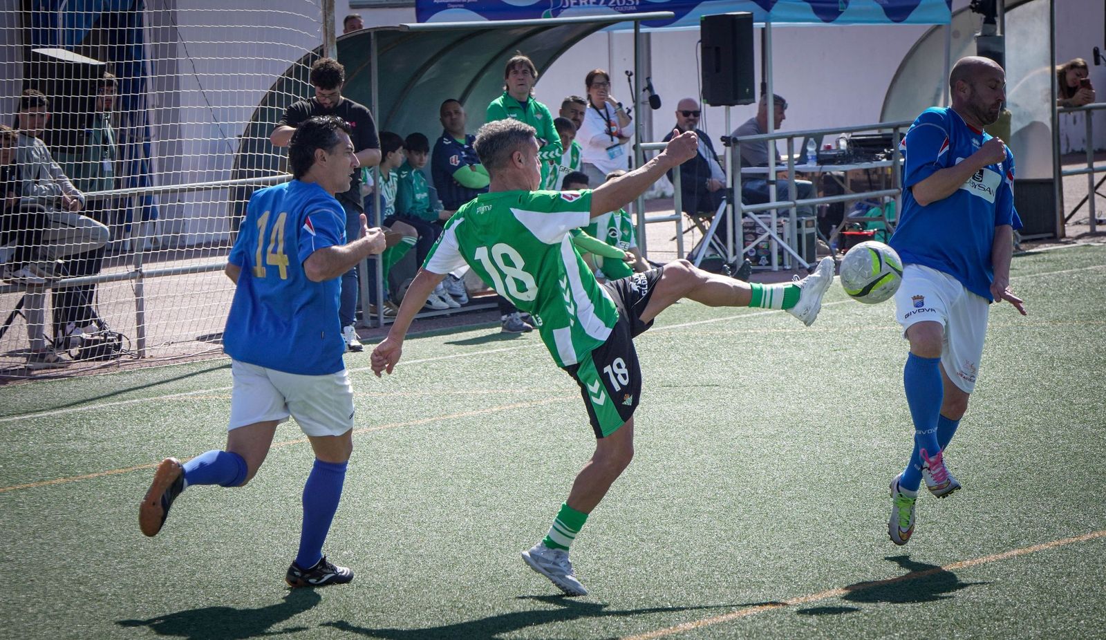 Imágenes del partido de Veteranos del Xerez CD y el Betis