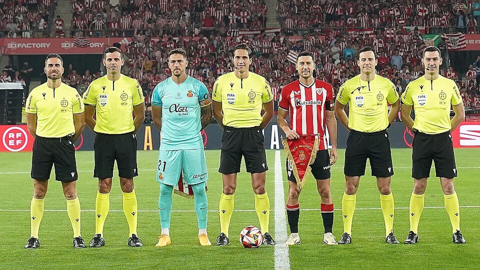 Munuera Montero, junto a su equipo arbitral, Raíllo y De Marcos.