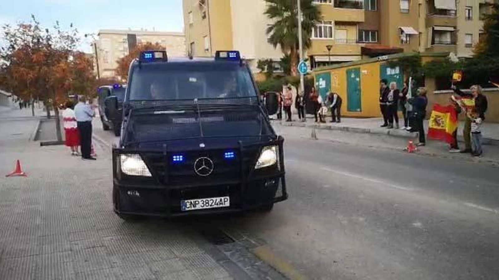 Banderas de España y gritos de “viva la Policía”, recibieron el lunes a los agentes en La Palmita.