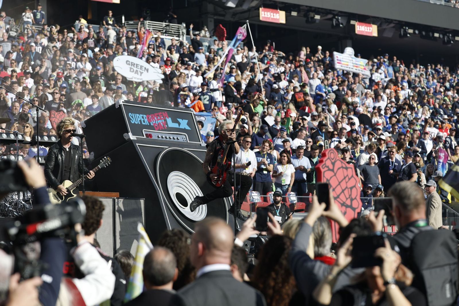 Las mejores fotos de la Super Bowl con la actuación de Bad Bunny