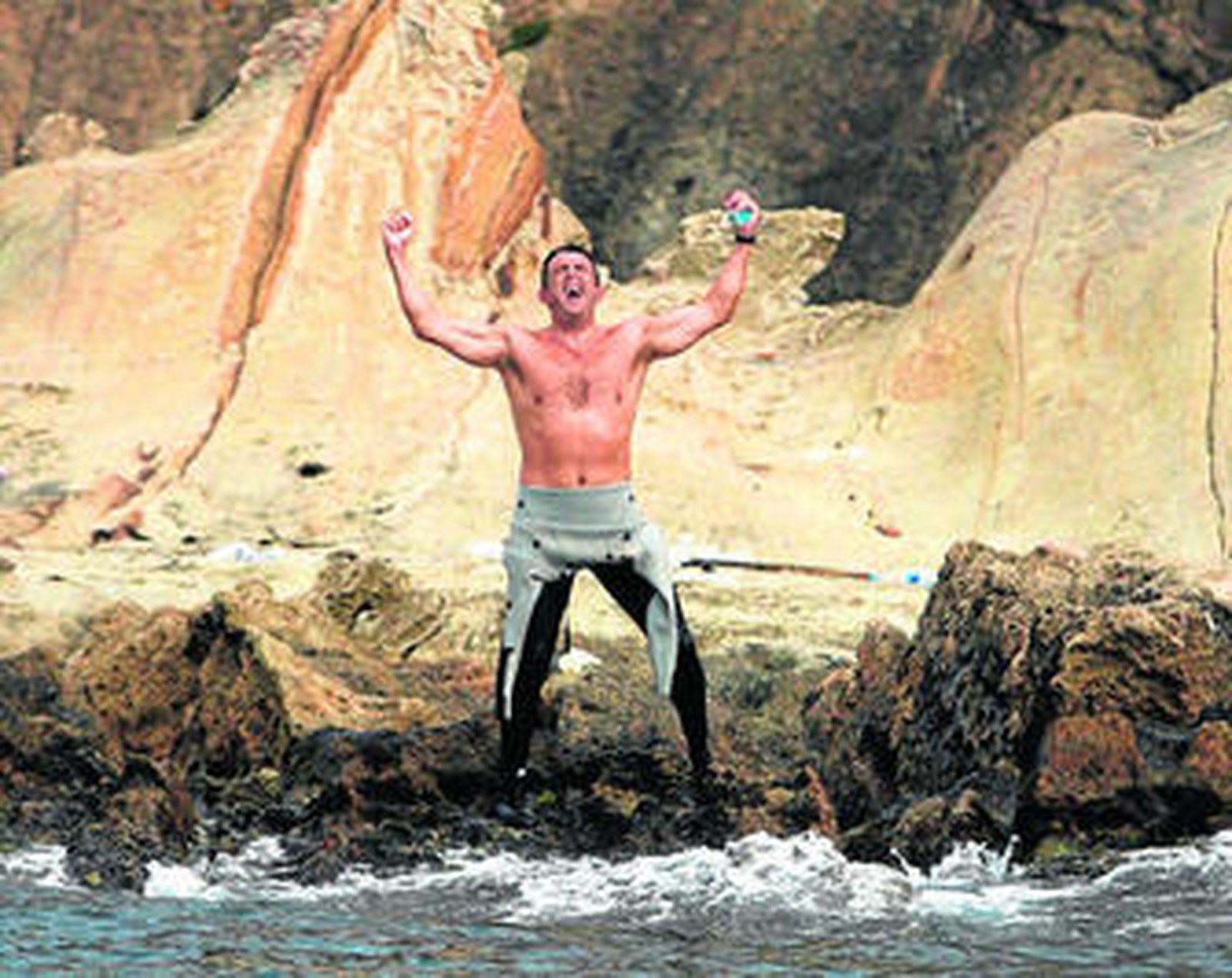 José Luis Orta, en el momento de llegar a Punta Cires (Marruecos), tras cruzar a nado el estrecho de Gibraltar.