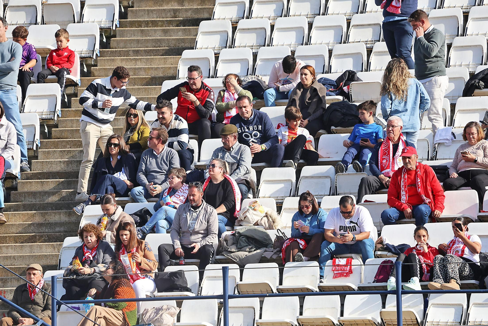 Búscate en las gradas en el Nuevo Colombino en el Recreativo de Huelva - Atlético Antoniano