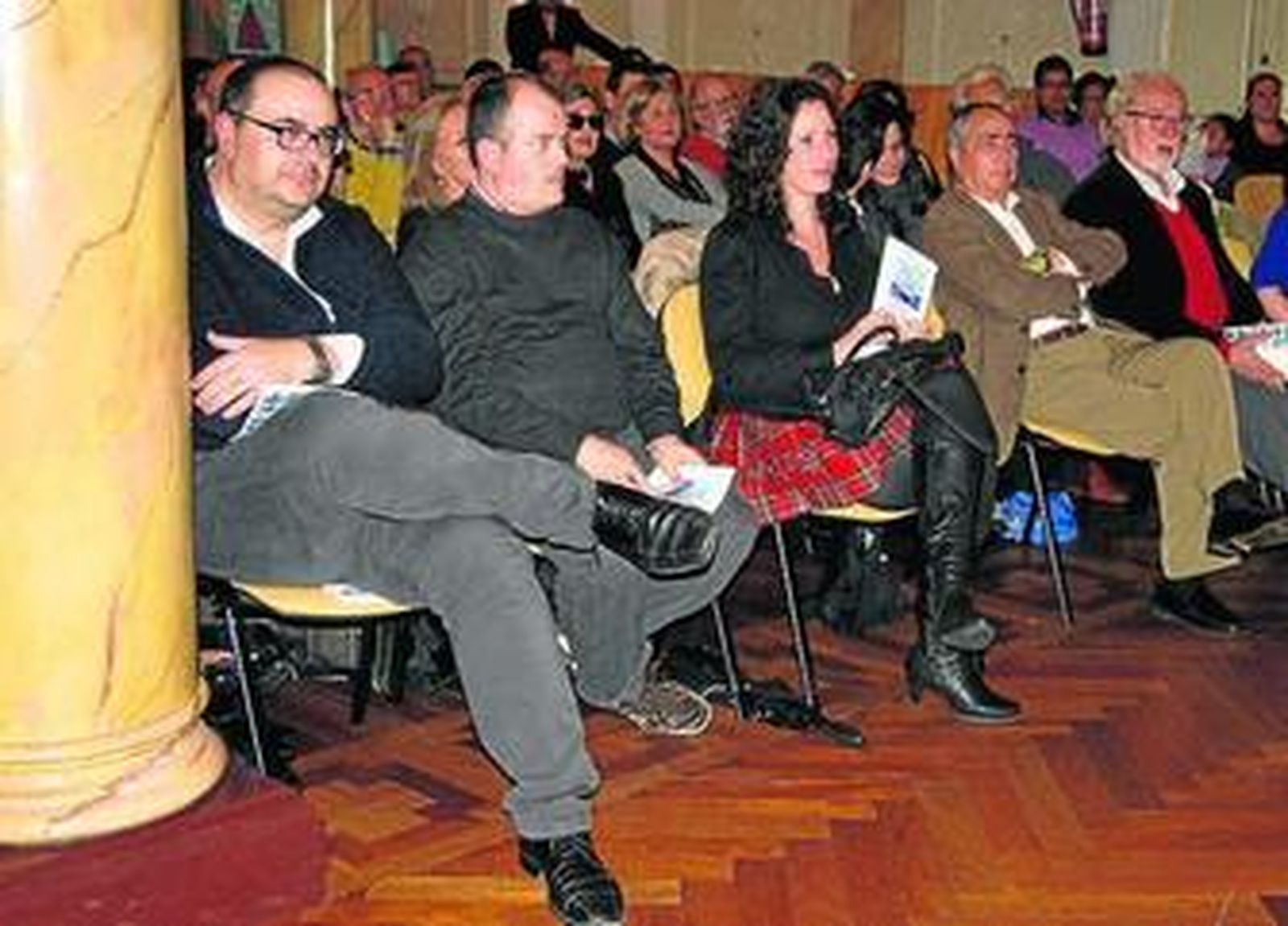 'A toda vela' lanza un libro donde doce 'artistas' de la asociación ponen el color
