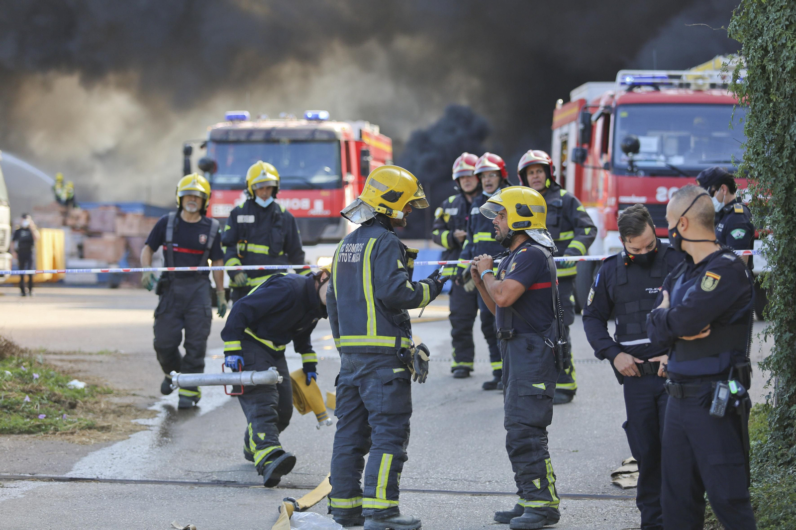 El incendio en el polígono Guadalhorce de Málaga, en fotos