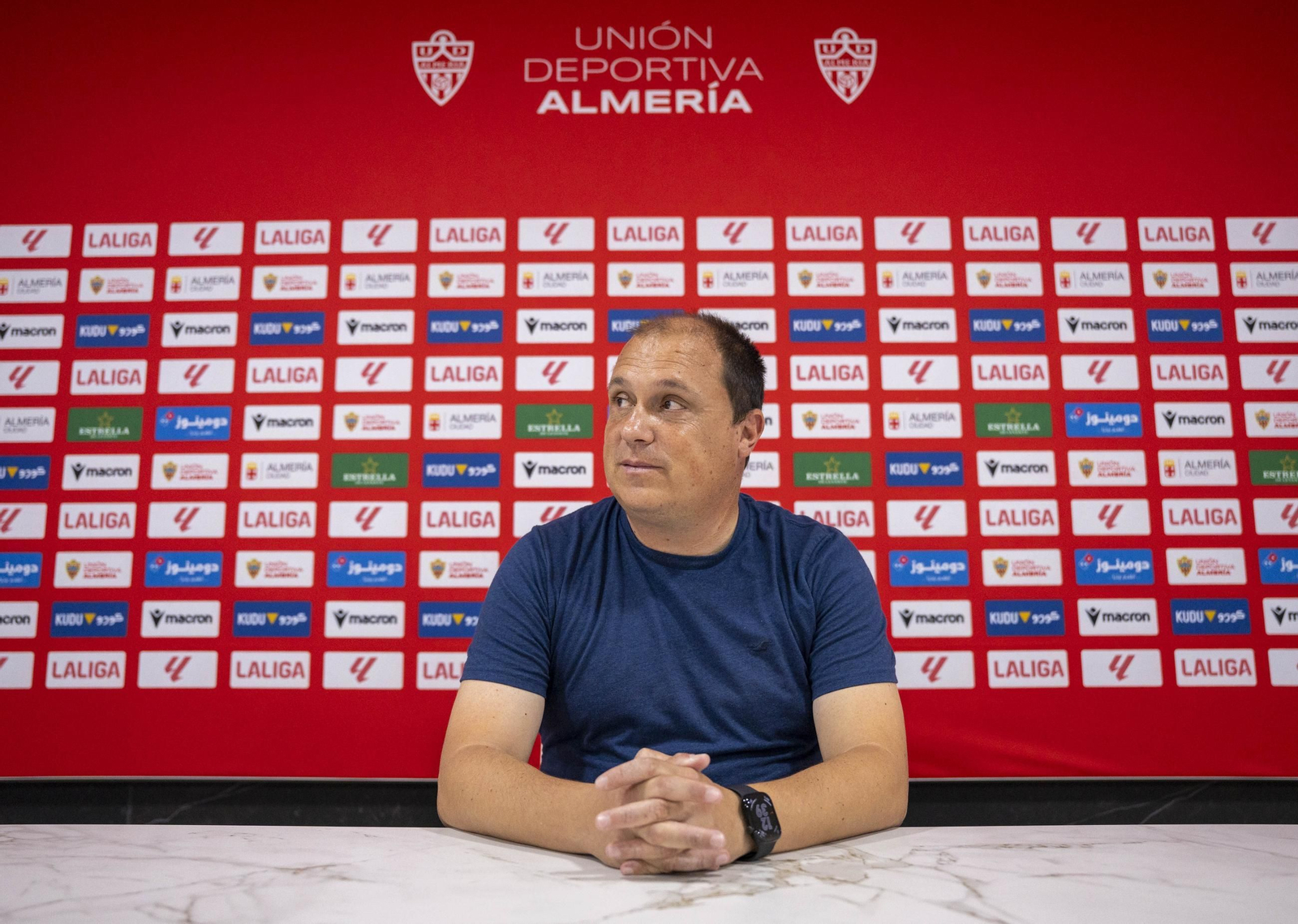 Alberto Lasarte se sienta detrás de la mesa de la sala de prensa en la que en su momento llegó a comparecer como técnico interino del primer equipo.