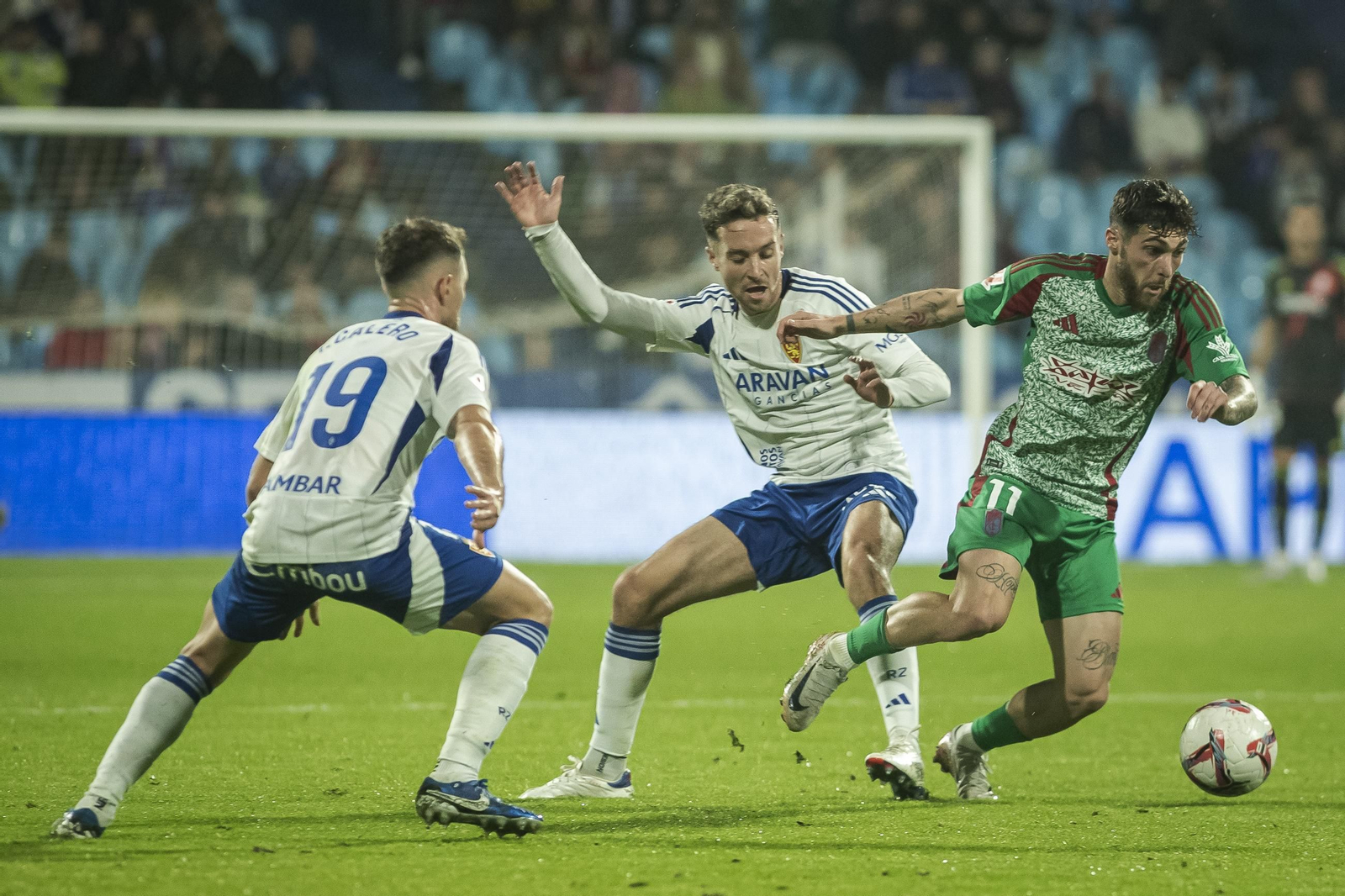 Tsitaishvili trata de eludir a dos rivales.