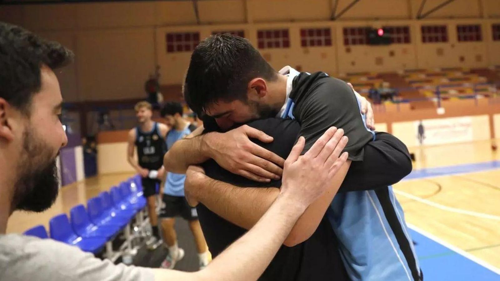 Vicente González y David Espadiña celebran la permanencia en Liga EBA, en abril de 2024