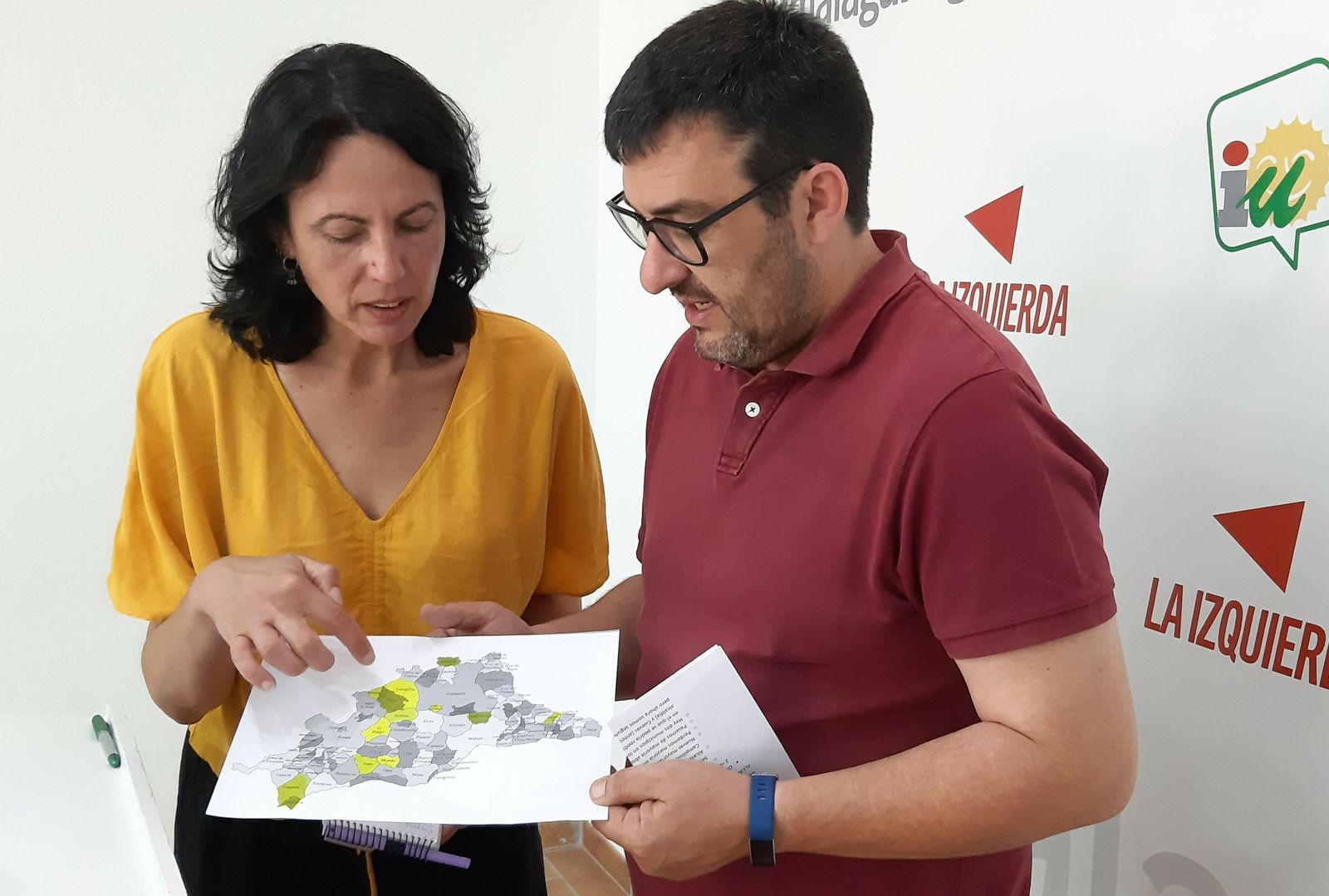 Los dirigentes de IU, Guzmán Ahumada y Eva García Sempere.