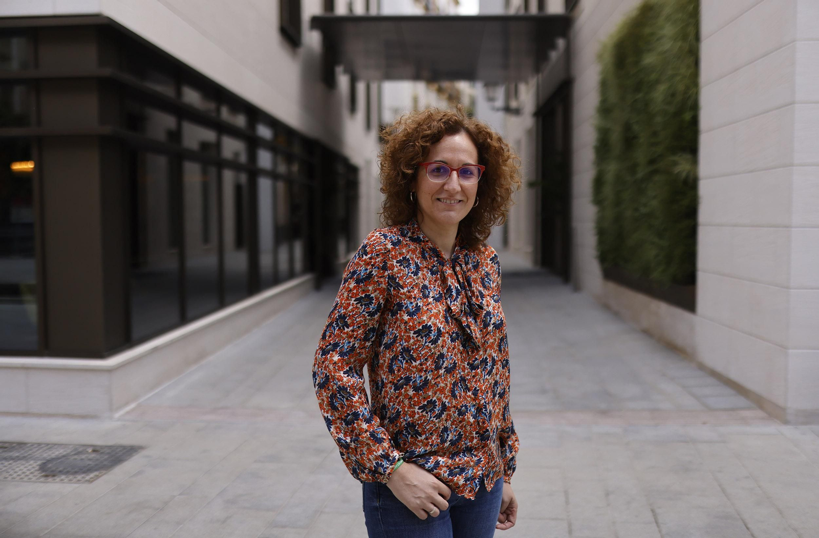 Nuria López, en la plaza de la Magdalena de Sevilla, minutos después de la entrevista