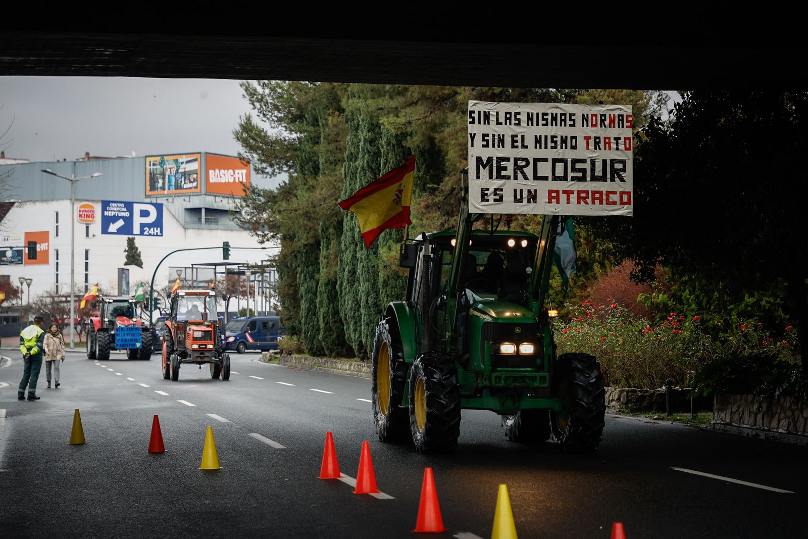Las mejores imágenes de la tractorada que ha paralizado Granada bajo la lluvia