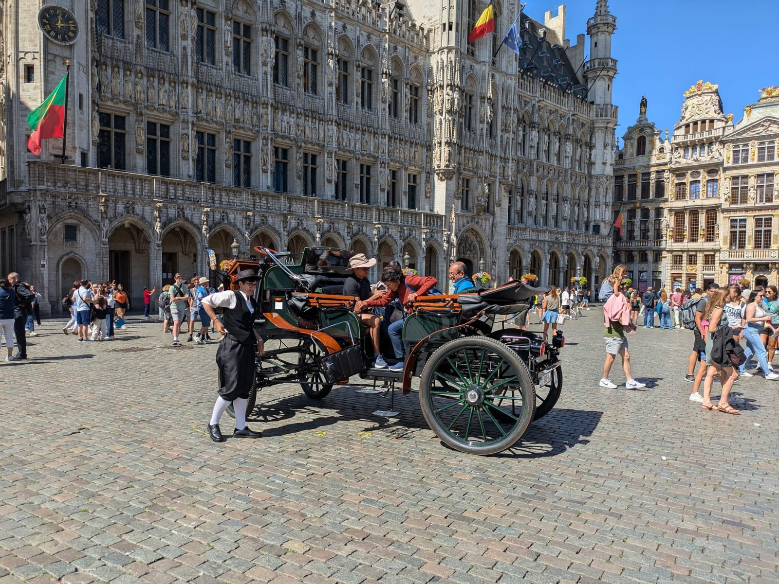 Uno de los coches "de caballos" eléctrico en pleno centro de Bruselas. Uno de los coches "de caballos" eléctrico en pleno centro de Bruselas.