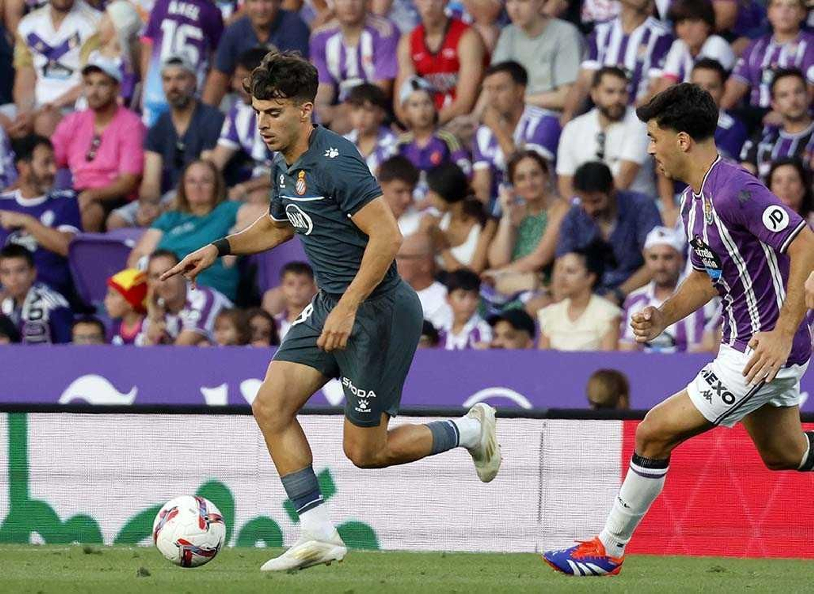 Álvaro Aguado conduce la pelota en el partido ante el Real Valladolid.