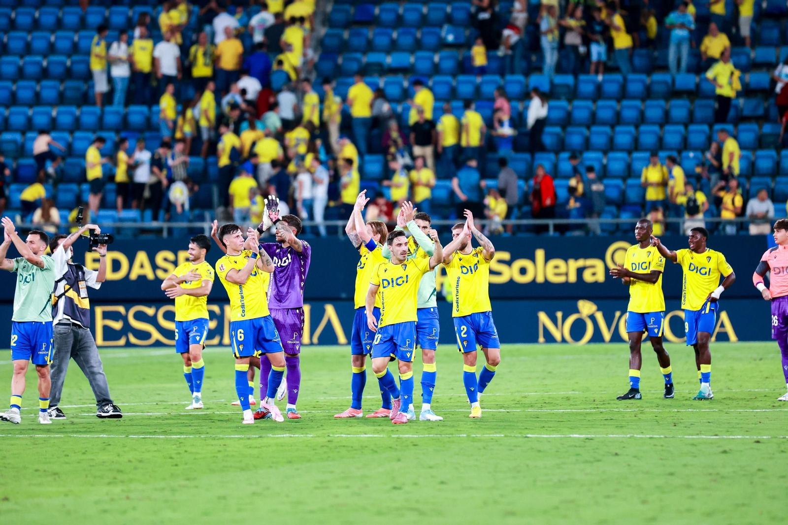 Jugadores del Cádiz saludan a la afición tras la victoria sobre el Huesca.