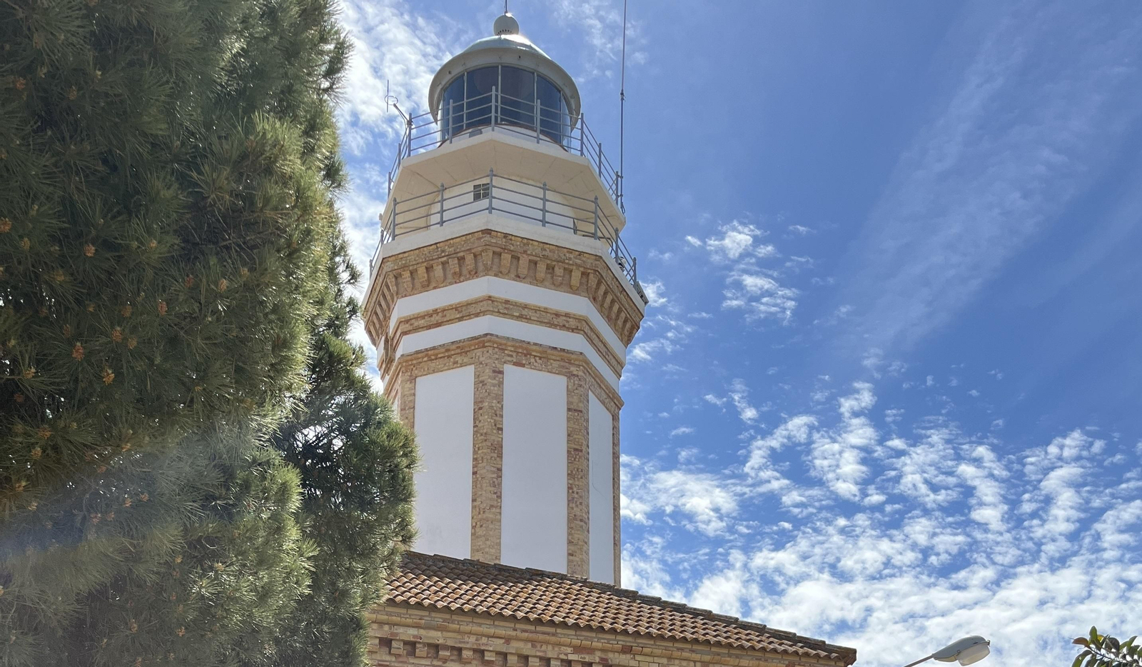 El faro de las instalaciones del Picacho en Mazagón.