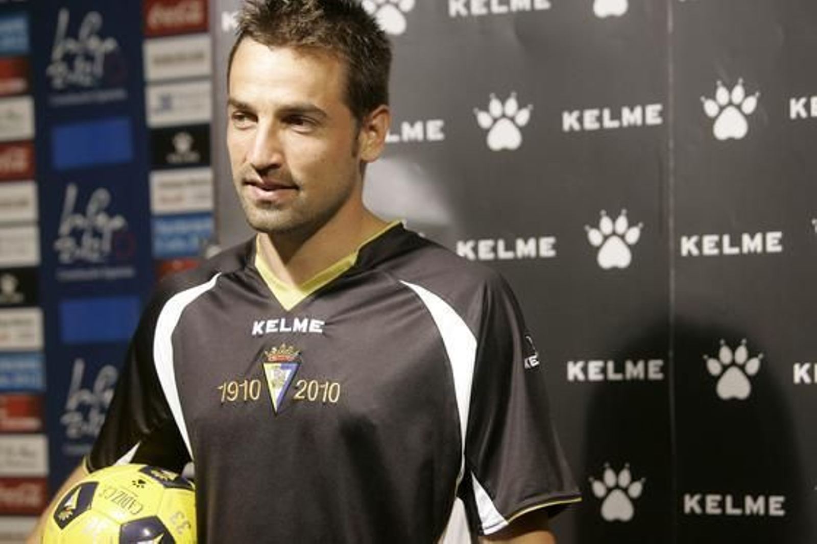 Aarón Bueno fue el jugador encargado de mostrar esta camiseta.

Foto: Jesus Marin