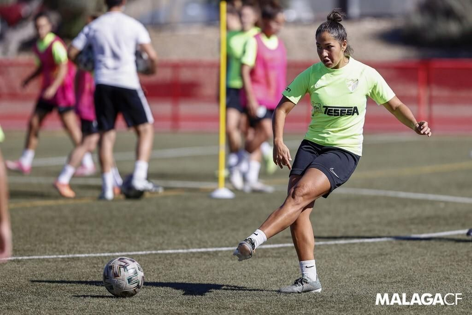 Clo García da un pase durante un entrenamiento.