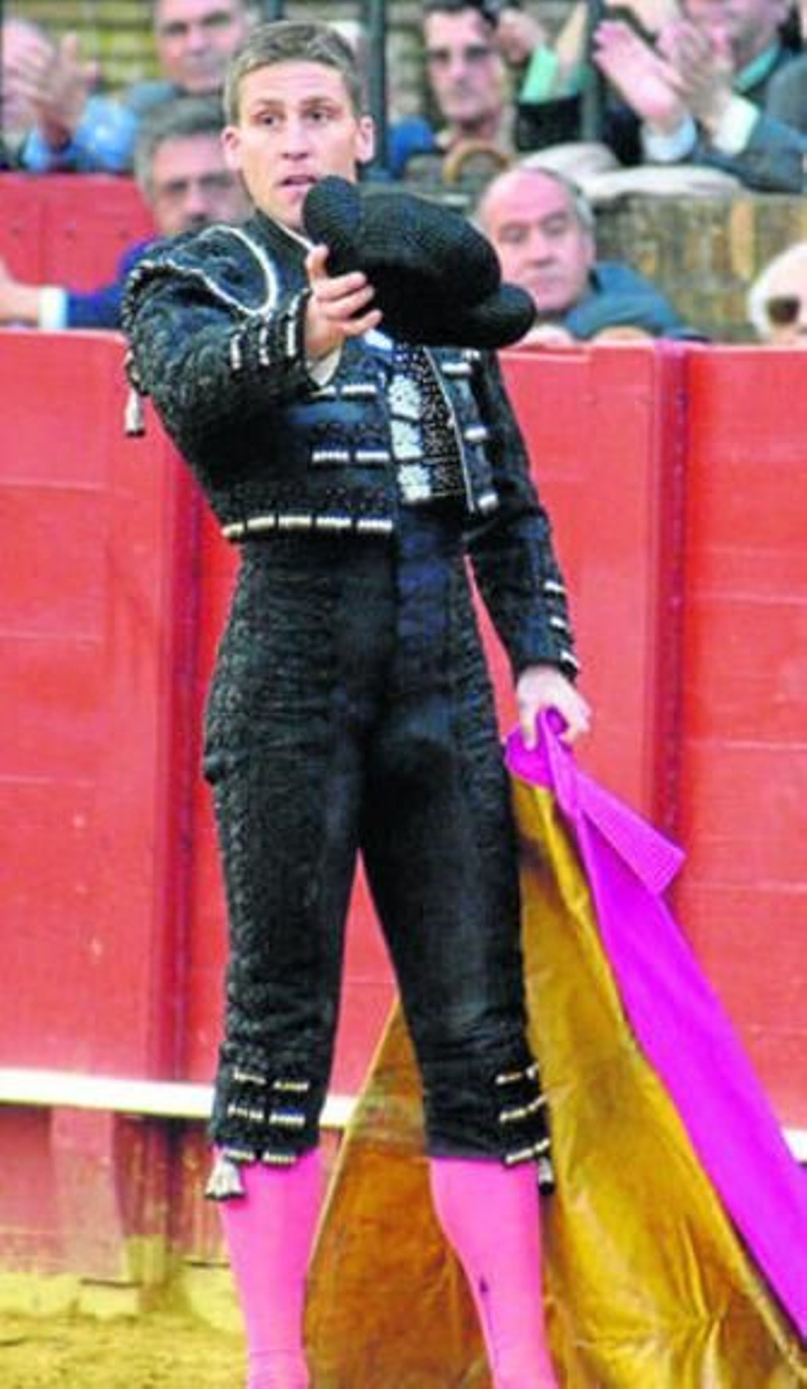 El Chano saluda tras un par de banderillas en la plaza de Sevilla.