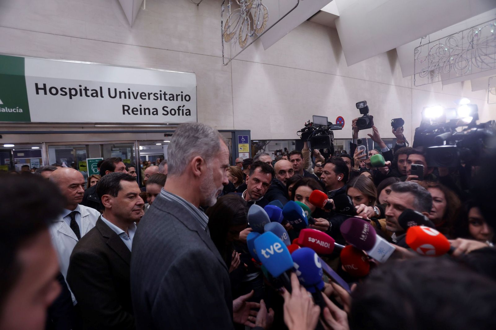 La visita de los Reyes a los heridos del accidente de Adamuz en el Hospital Reina Sofía