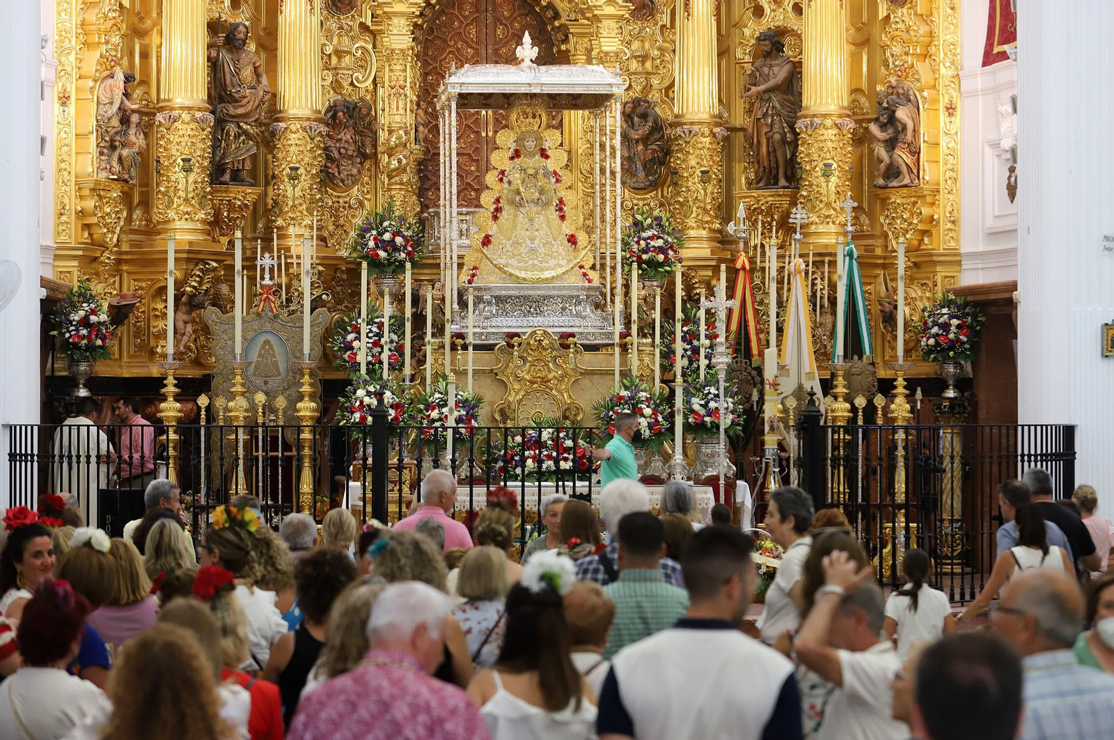 Ambiente en la aldea del Rocío previo a la llegada de las Hermandades, en imágenes