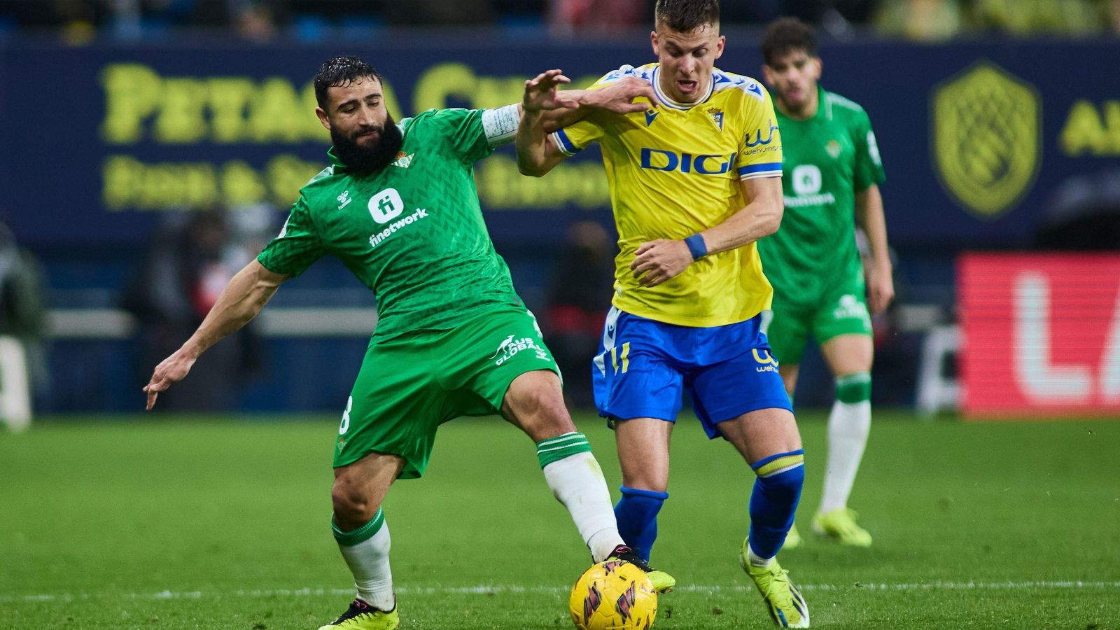 Fekir controla un balón con su izquierda ante Iván Alejo.