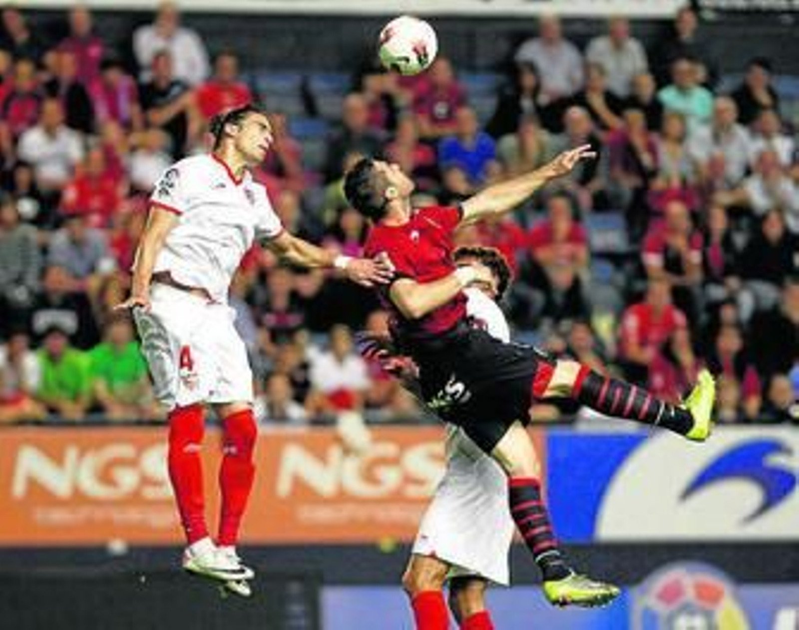 Martín Cáceres salta junto a Kike Sola.