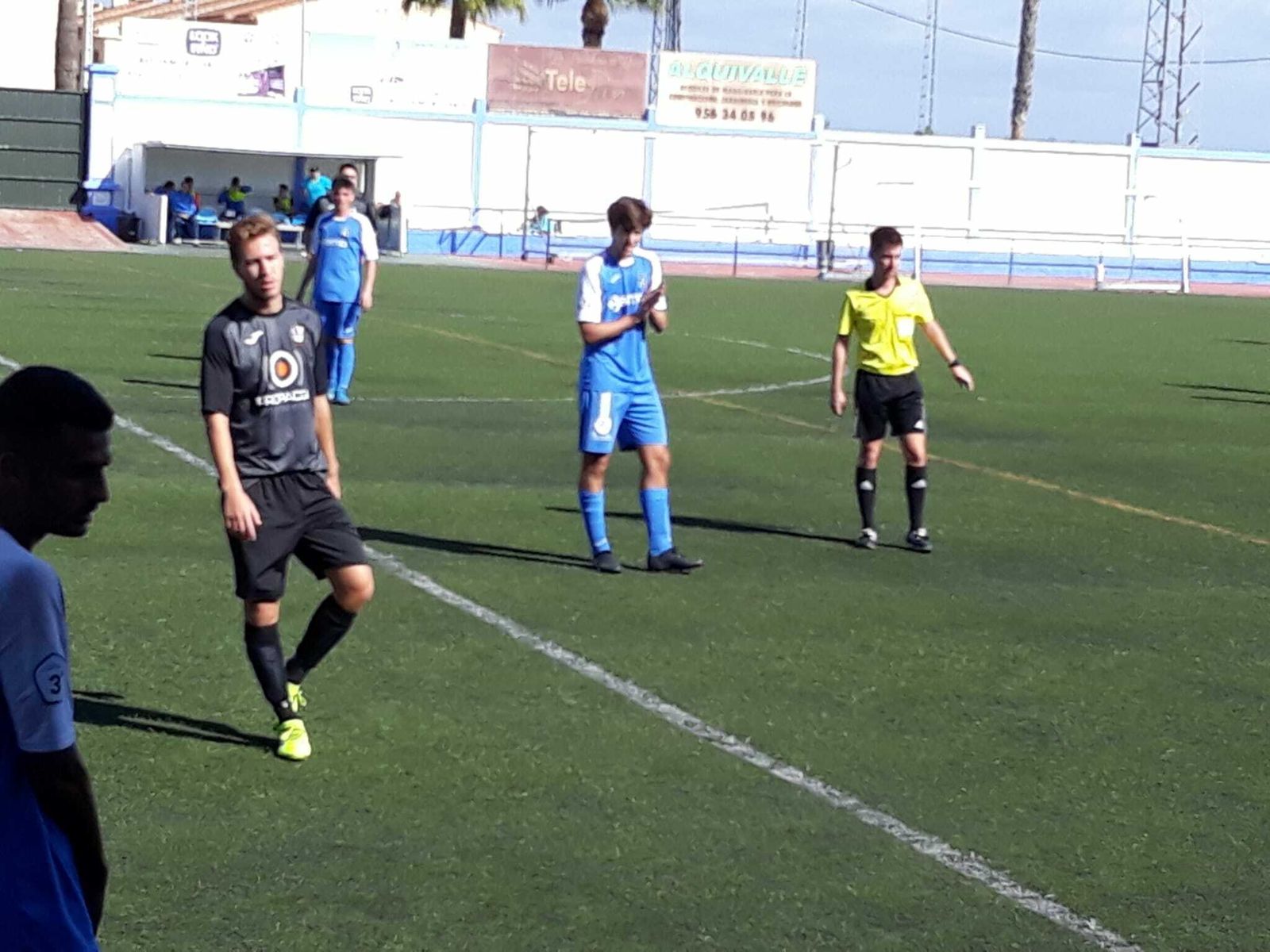 Dos de los protagonistas del partido: el local Javi Navarro y el árbitro Muñoz García.