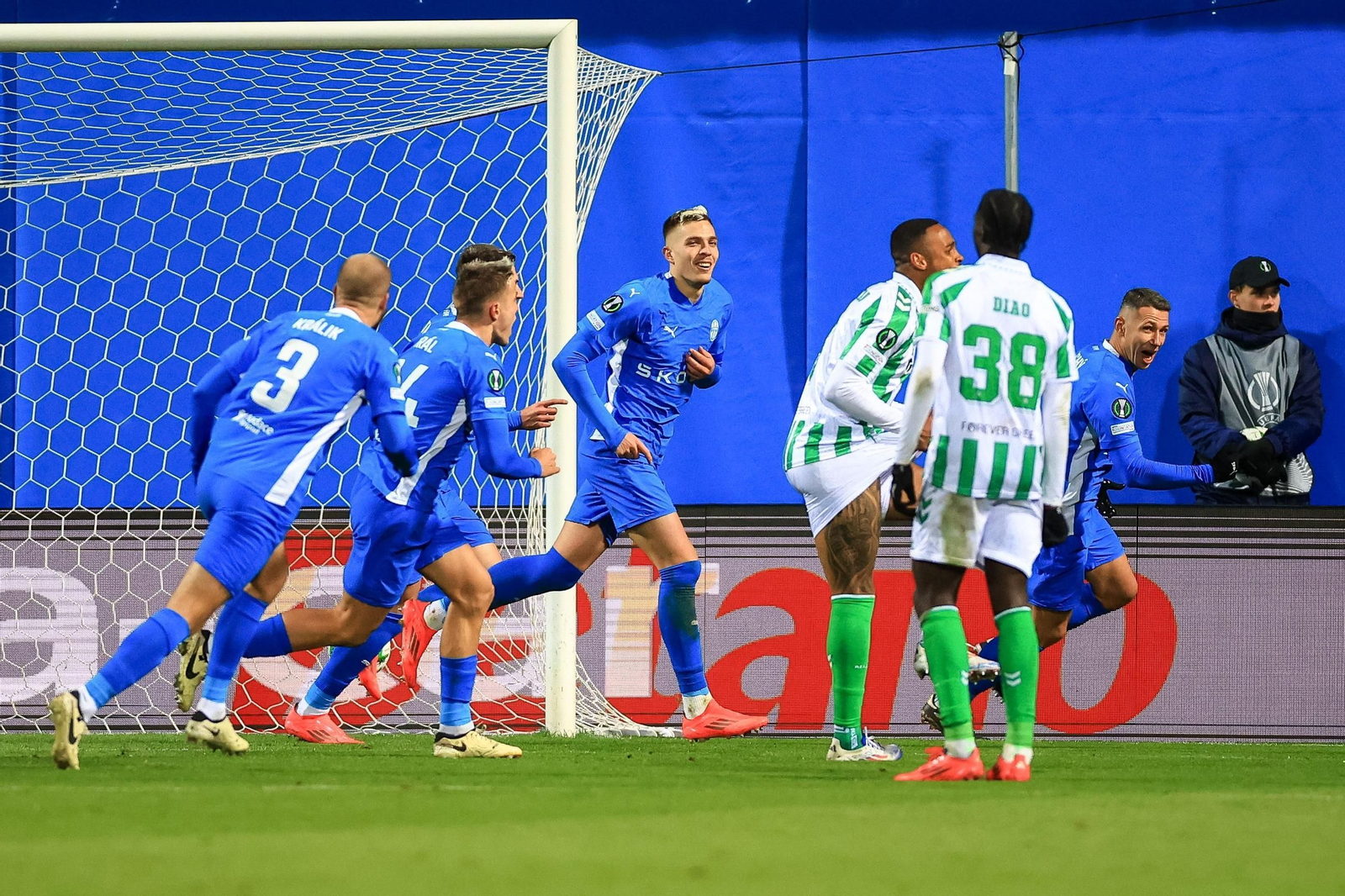 Las fotos del Mladá Boleslav - Betis de la Conference League