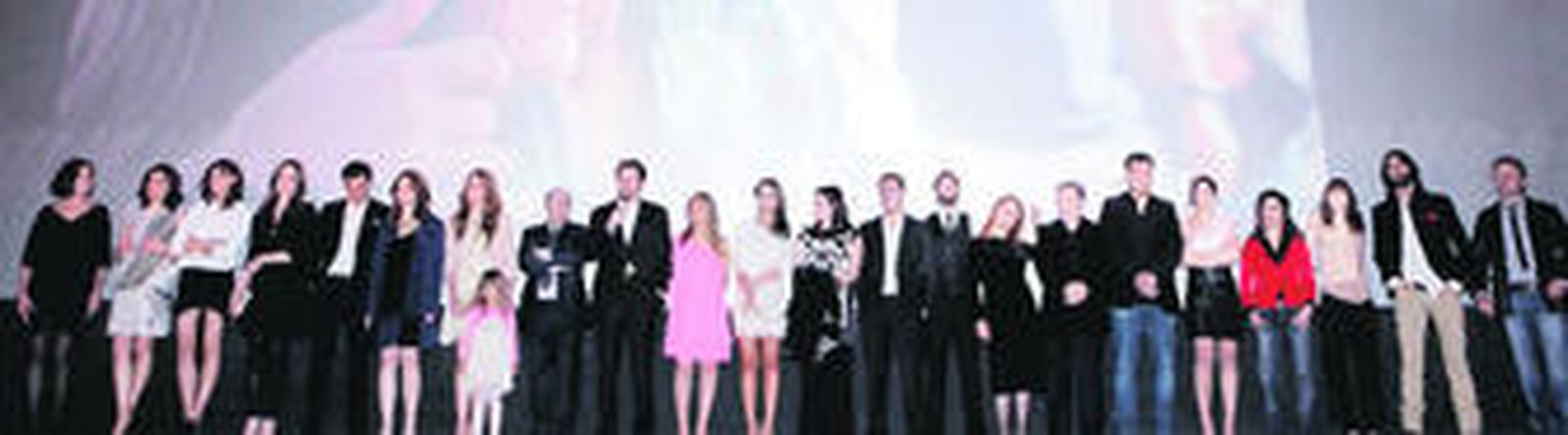 El elenco y dirección de 'Gran Reserva' y los productores de Bambú, durante el preestreno en Madrid de la tercera temporada de la serie.