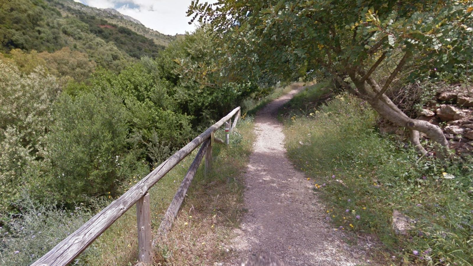 Comienza el Sendero del Guadiaro. En algunas partes hay protectores laterales; en otros, no.