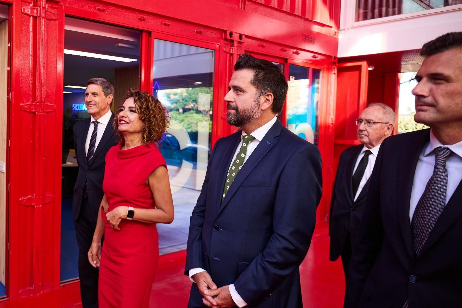 La ministra Montero, con Fran González y Bruno García el viernes tras anunciar la cesión gratuita del suelo del hospital.