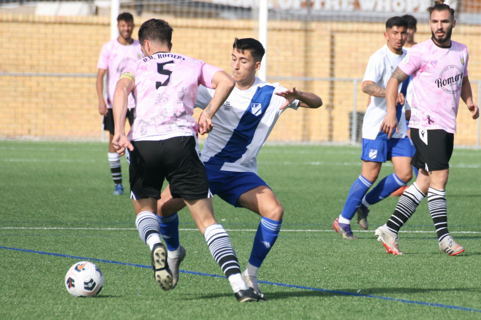 Un lance del encuentro disputado ayer en el Julián Contreras.